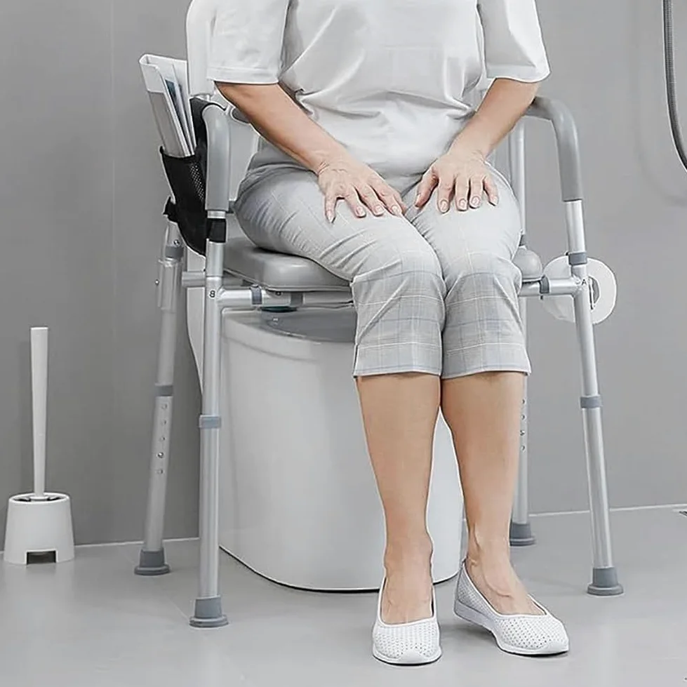 Commode Krzesło nocne dla seniorów z wyściełanym siedziskiem i podłokietnikami, 5-stopniowa regulacja wysokości, podwyższenie deski sedesowej do przenoszenia 136 kg