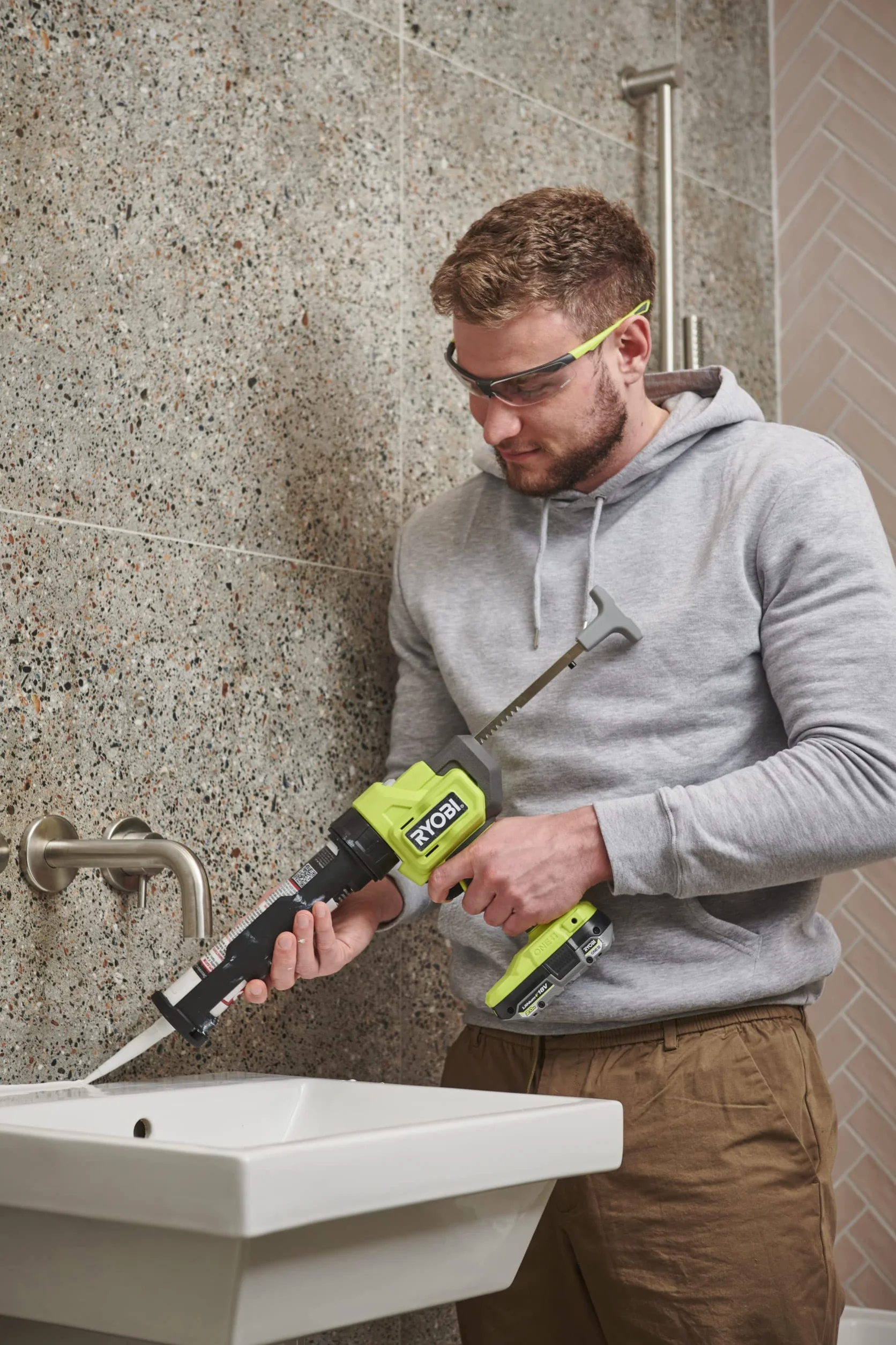 Ryobi Akumulatorowy Pistolet do Uszczelnień 18V, RCG18-0, do Mas i Silikonu, Pojemność 310 ml, Maksymalna Siła Wyciskania 225 kg / 2225 N, 6 Trybów Prędkości, Wersja bez Akumulatora i Ładowarki