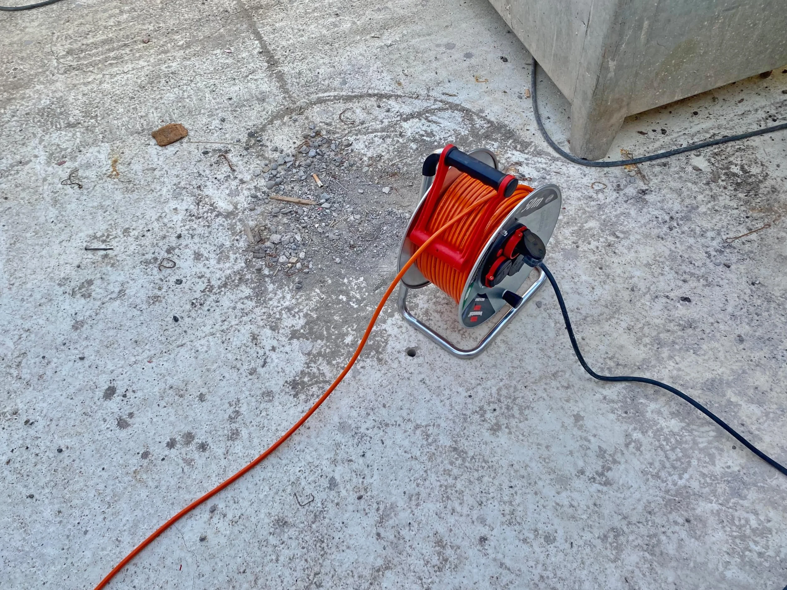 Brennenstuhl Garant S V2 IP44 bęben kablowy 50 m, do użytku na zewnątrz, certyfikat TÜV-Süd (wyprodukowano w Niemczech, kabel w kolorze sygnałowym, pomarańczowy, blacha stalowa, krótkotrwałe