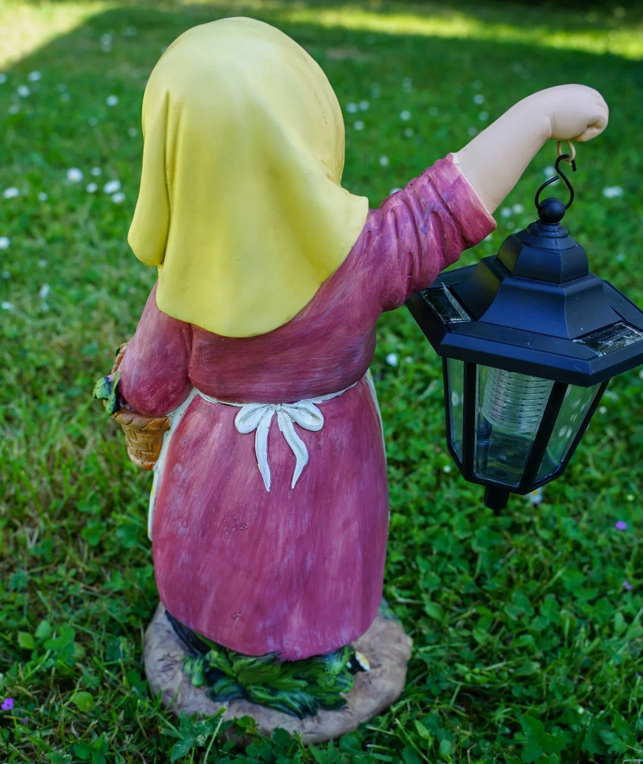 Kremers Schatzkiste Figurka ogrodowa Babcia Edeltraud z latarnią solarną i koszem 39 cm