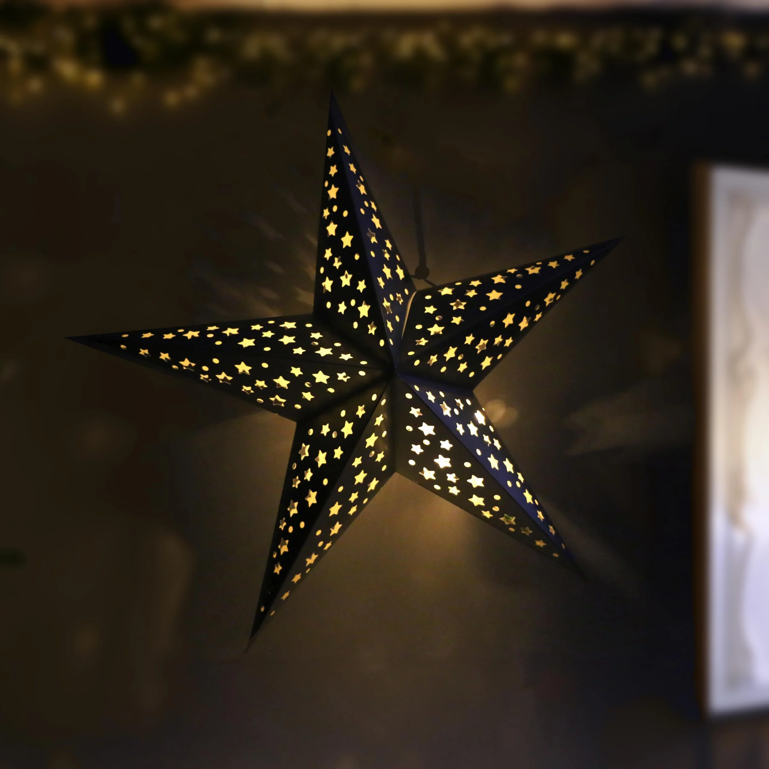 com-four Gwiazda 3D LED 60 cm Świąteczna z Oświetleniem i Timerem Papierowa Do Zawieszenia Czerwony Srebrny Biały