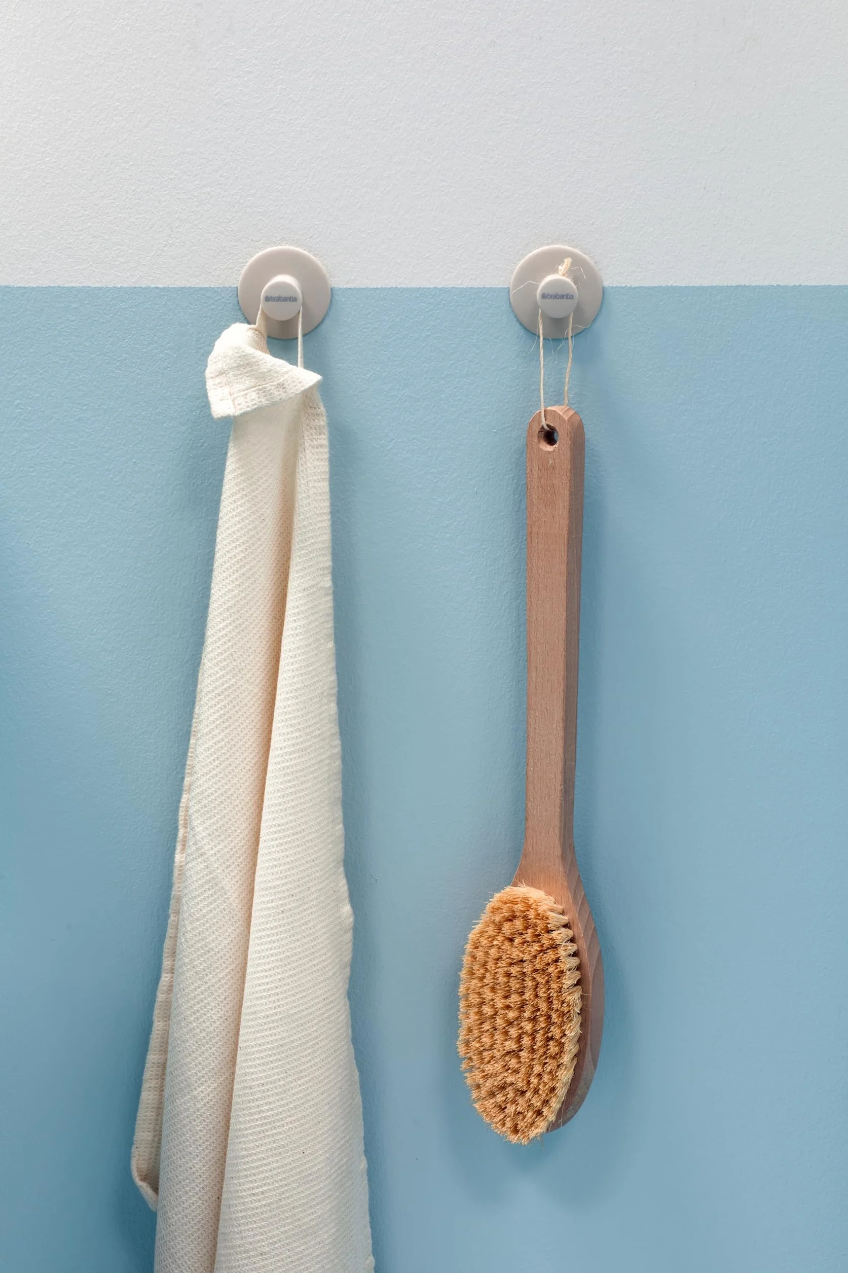 Brabantia - ReNew Haczyki na Ręczniki - do łazienki, Toalety, Kuchni - Utrzymują do 2 kg - Z Wierceniem lub Bez - Antykorozyjne - W Zestawie Materiały Mocujące - 2 szt. - Soft Beige