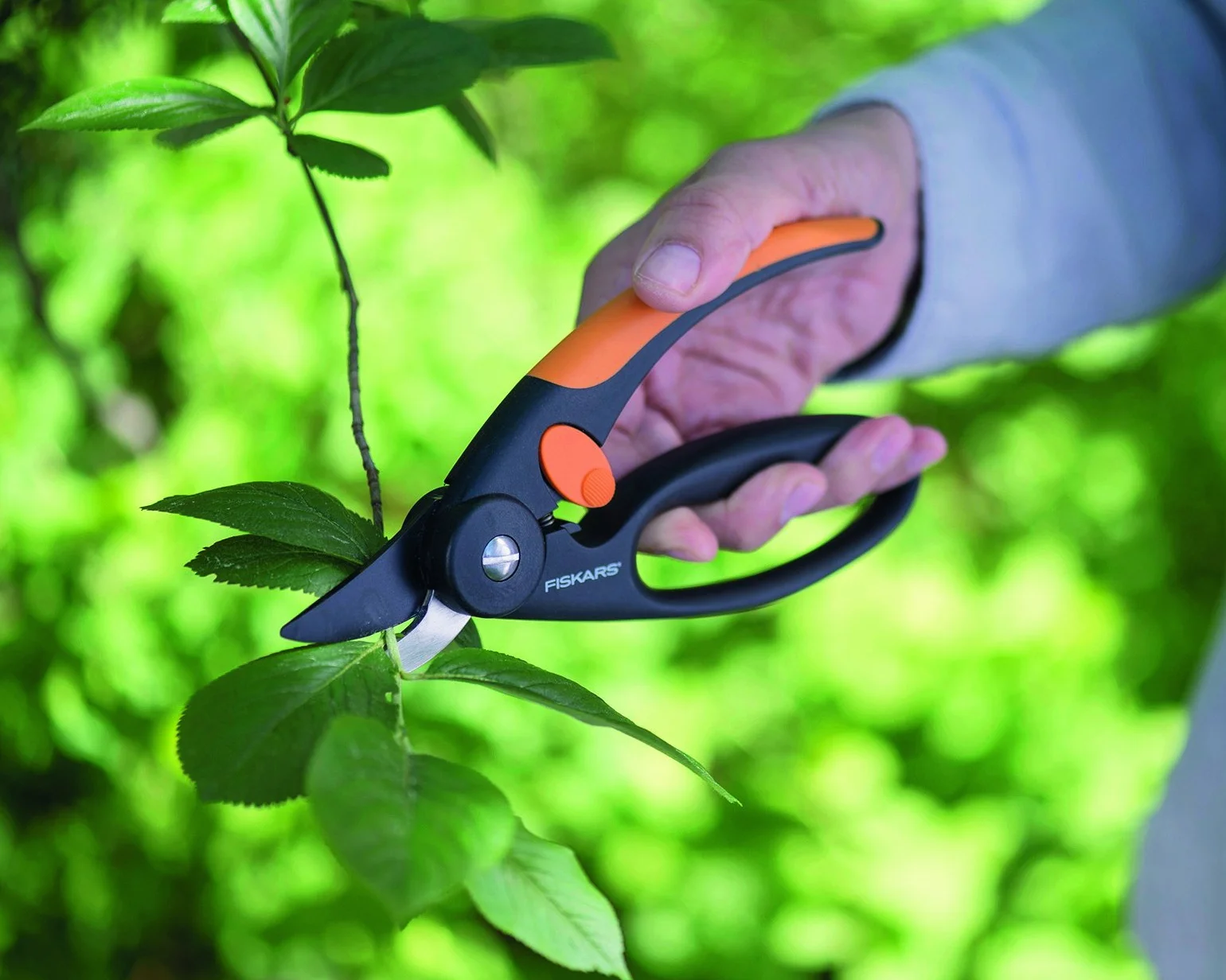 Fiskars Sekator nożycowy Fiskars do świeżych gałęzi, Nieprzywierająca powłoka, Stalowe ostrza wysokiej jakości, Długość: 20 cm, Czarno-pomarańczowy, Elegance, P44, 1001534