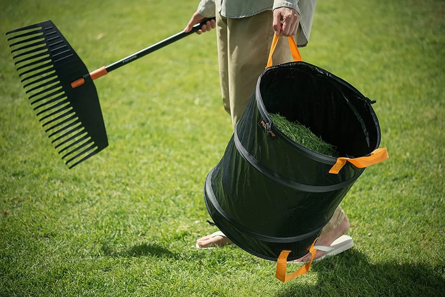 Fiskars Kosz ogrodowy PopUp z trzonkami, Pojemność: 56 litrów, Czarno-pomarańczowy, Solid, 1015646