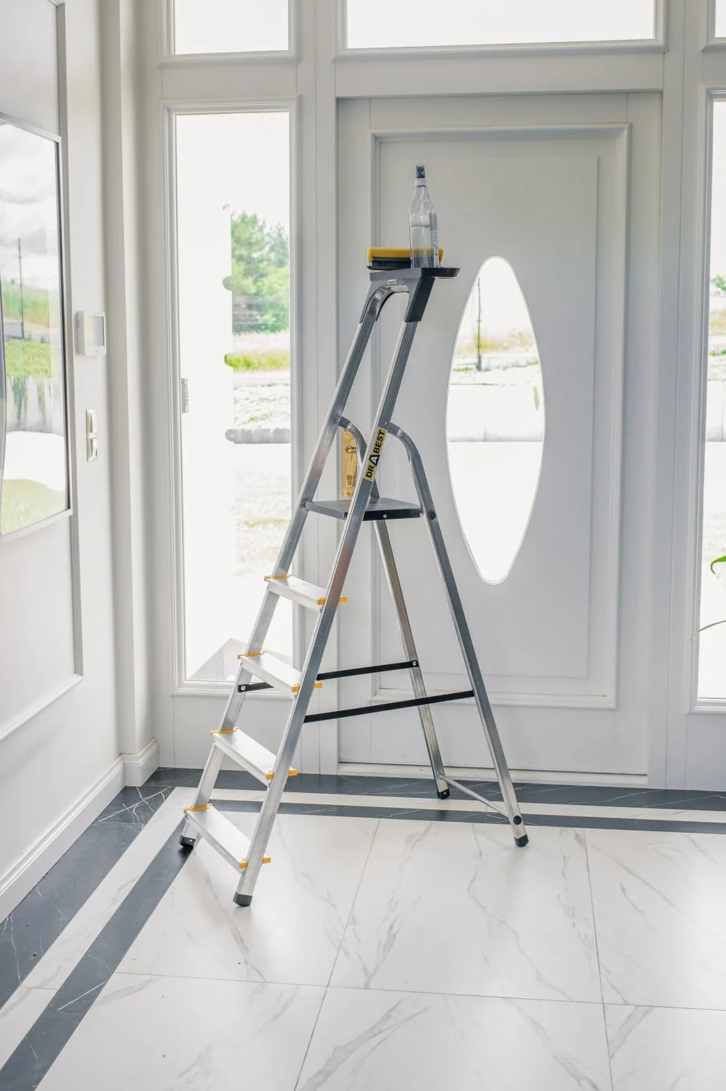 Drabest SERIA PRO Drabina Aluminiowa 5-Stopniowa Drabina Domowa 150 KG - Drabina Aluminiowa Z Antypoślizgowymi Stopkami I Platformą Drabiny Roboczej - Drabiny Wielofunkcyjne - 45 X 168 X 12 Cm