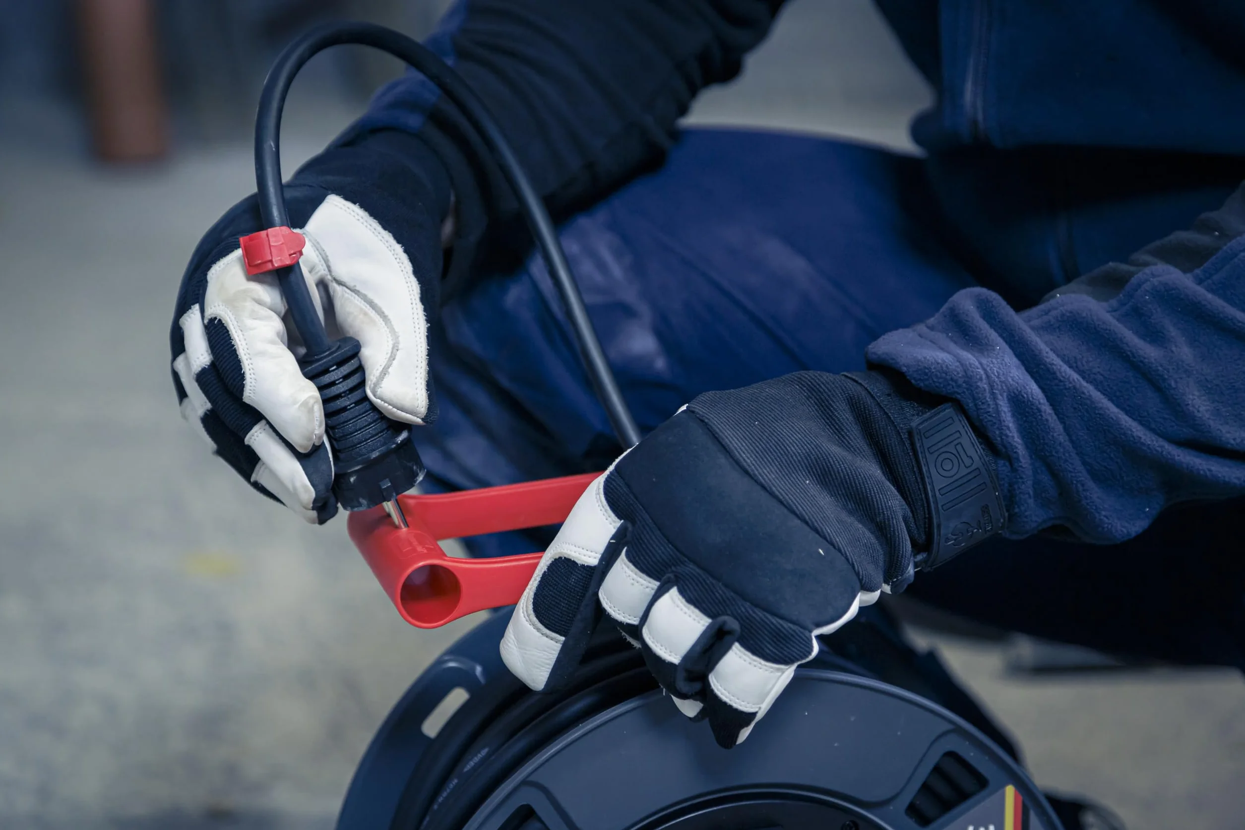 Brennenstuhl Professional bęben kablowy 300 KU 2100 (kabel 25 m w kolorze czarnym, wykonany ze specjalnego tworzywa sztucznego, do użytku na budowie i do stałego użytku na zewnątrz, Made in Germany)