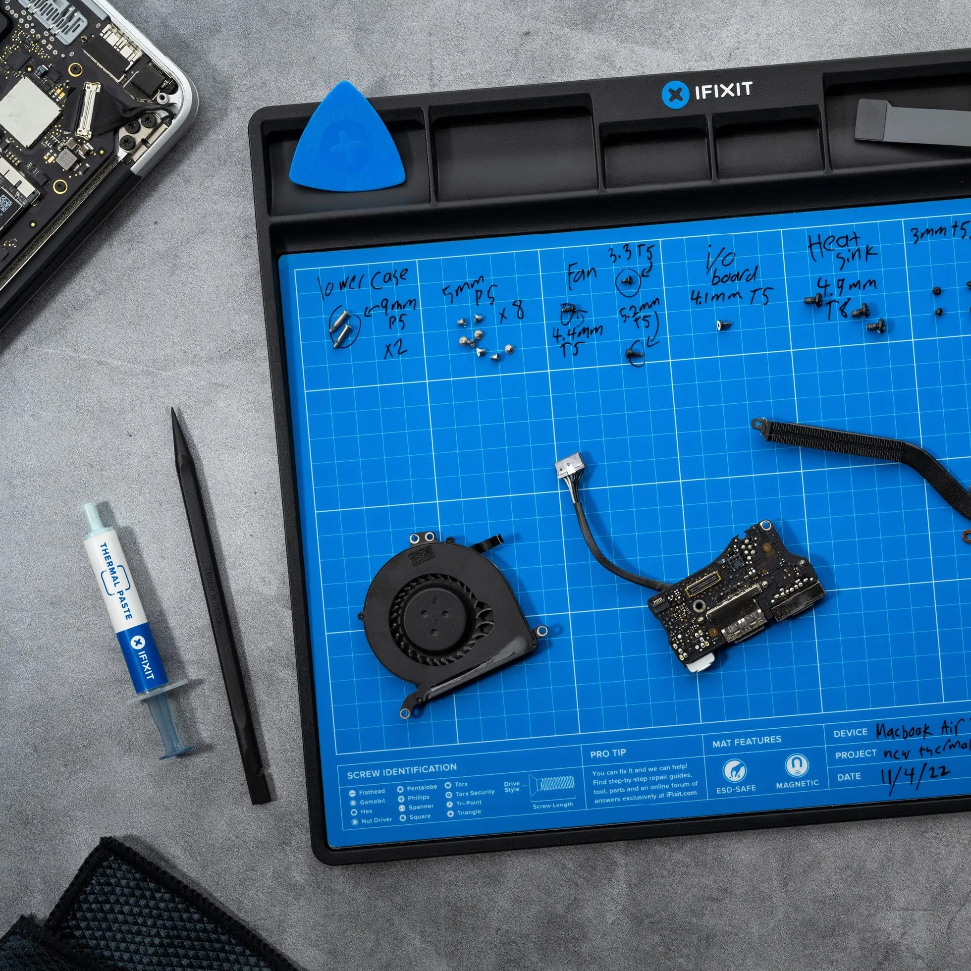 iFixit FixMat, magnetyczna mata robocza z przegródkami na śruby i komponenty do naprawy elektroniki, antystatyczna i do pisania, z długopisem | Do śrub i części zamiennych do naprawy elektroniki
