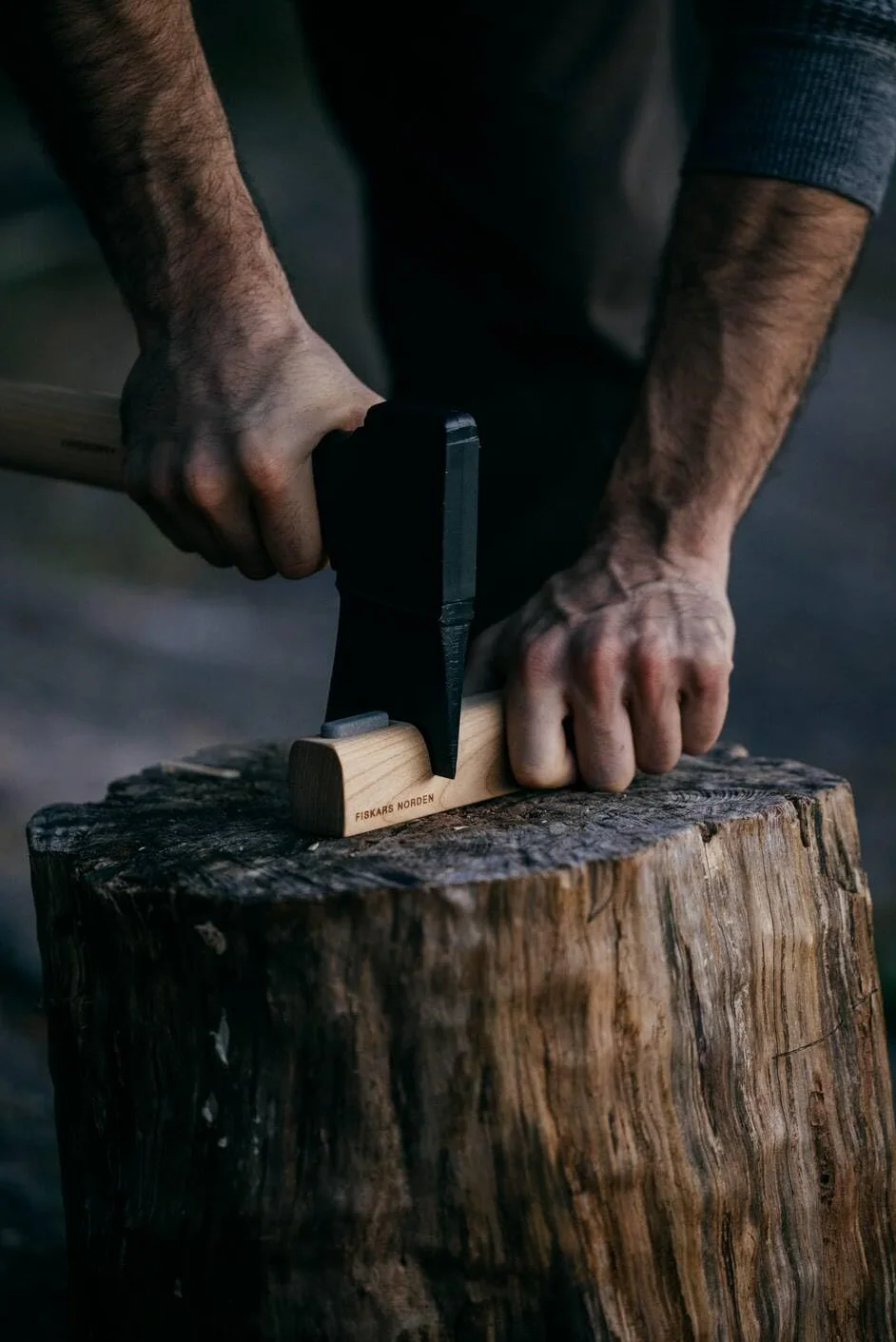 Fiskars Norden ostrzałka do siekiery i noży, kamień szlifierski ceramiczny, drewno brzozowe FSC