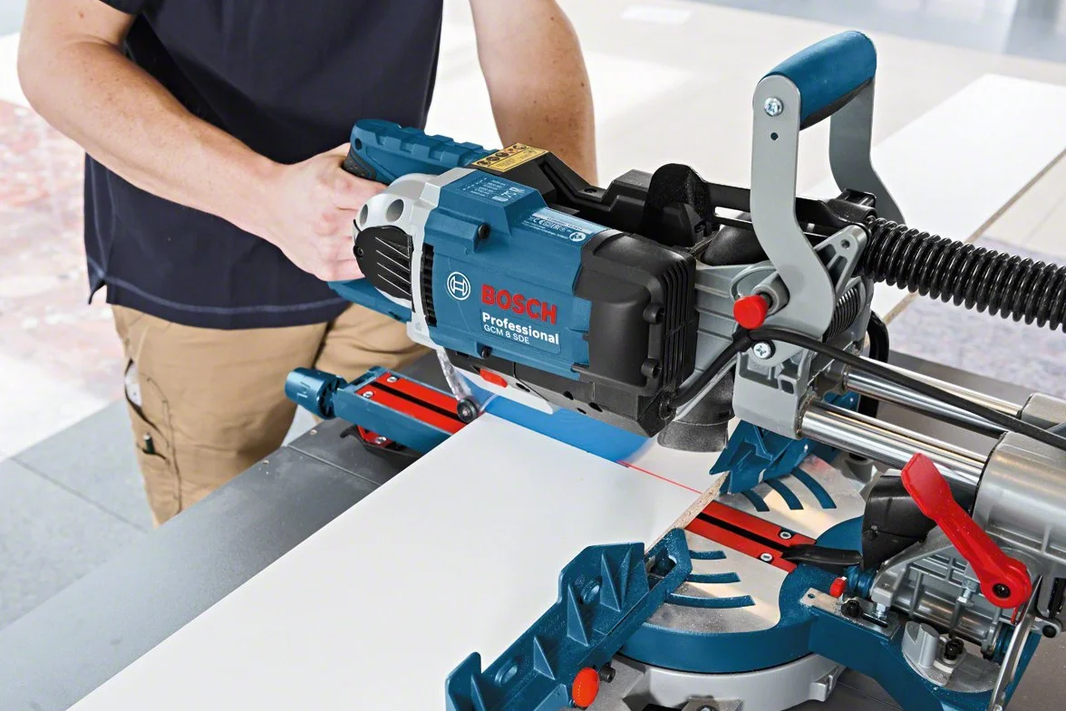 Bosch Professional: ukośnica do paneli GCM 8 SDE (Ø tarczy: 216 mm, 1 600 W, 1 tarcza pilarska, zacisk)