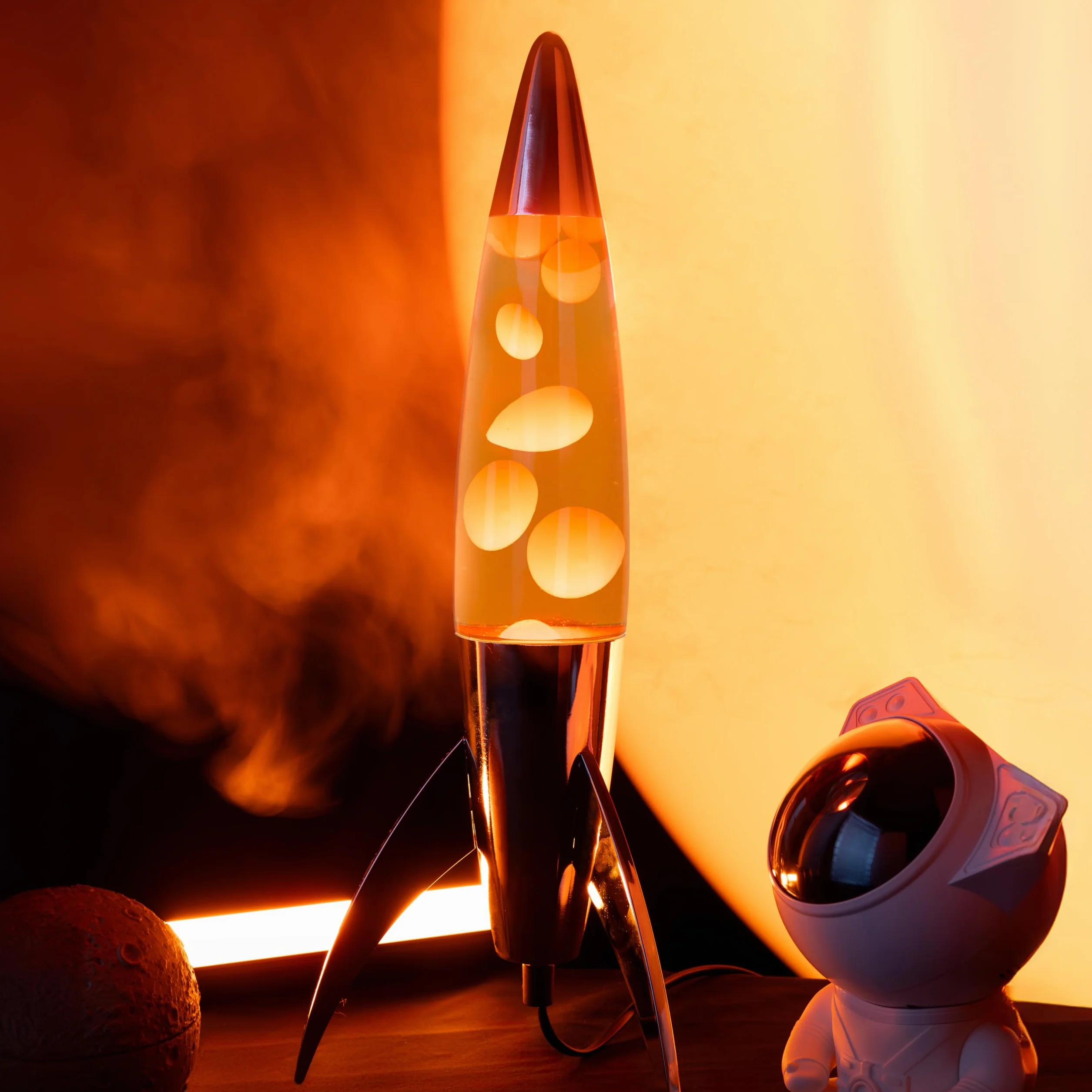 Fisura - Pomarańczowa lampa lawa "rocket”. Chromowana podstawa, pomarańczowy płyn i pomarańczowa lawa. Retro lampa magma z zapasową żarówką. 20 cm x 20 cm x 45 cm.