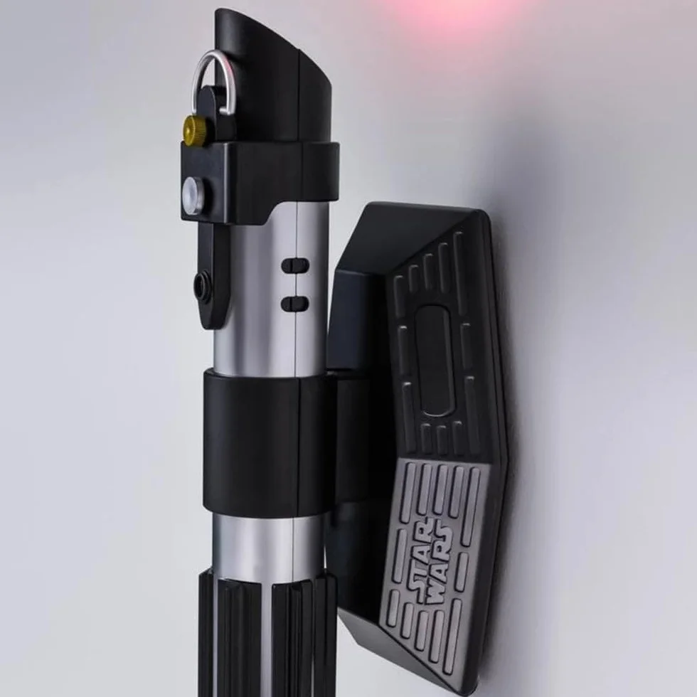 Lampa ścienna z mieczem świetlnym Star Wars – oficjalnie licencjonowana latarka, z czerwonym światłem, kolekcjonerskim oświetleniem i dekoracją Sithów i Jedi, prezent dla fanów filmu Lucas, zasilanie