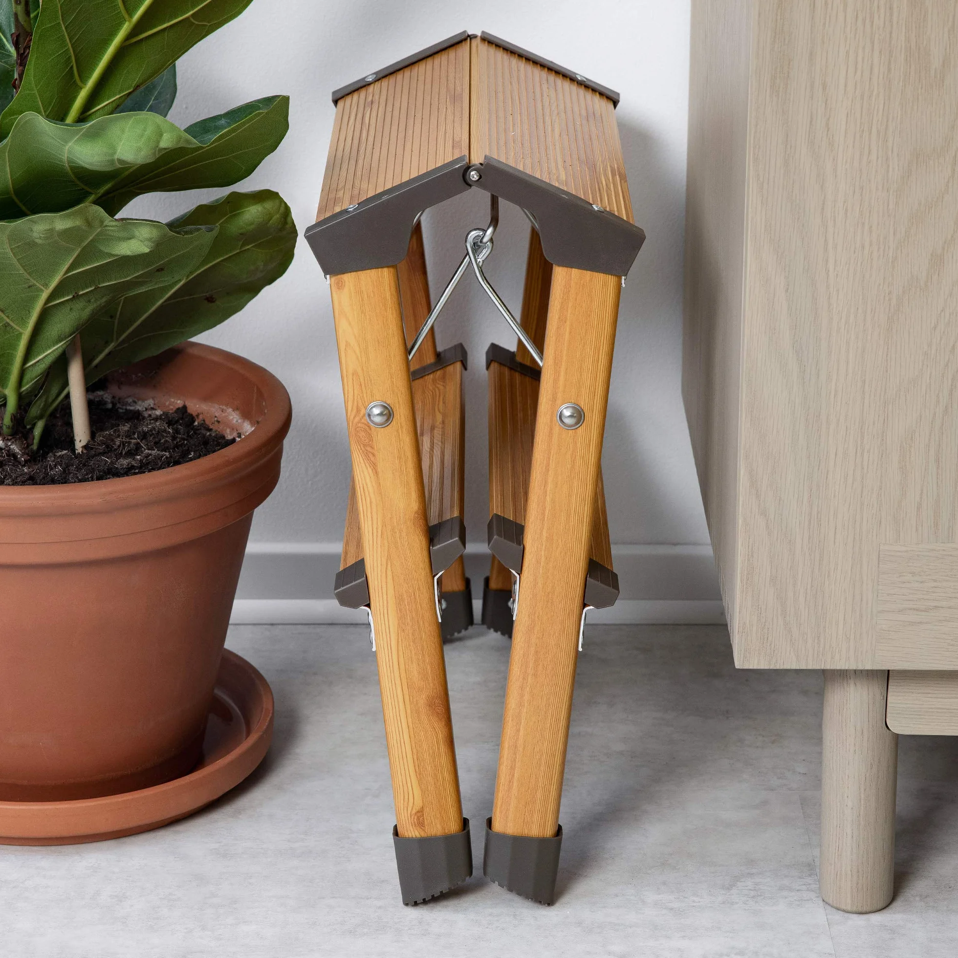 Navaris 2-stopniowa składana aluminiowa drabina z drewnianym wykończeniem - lekka, mała, składana, składana drabina do kuchni, nośność 150 kg