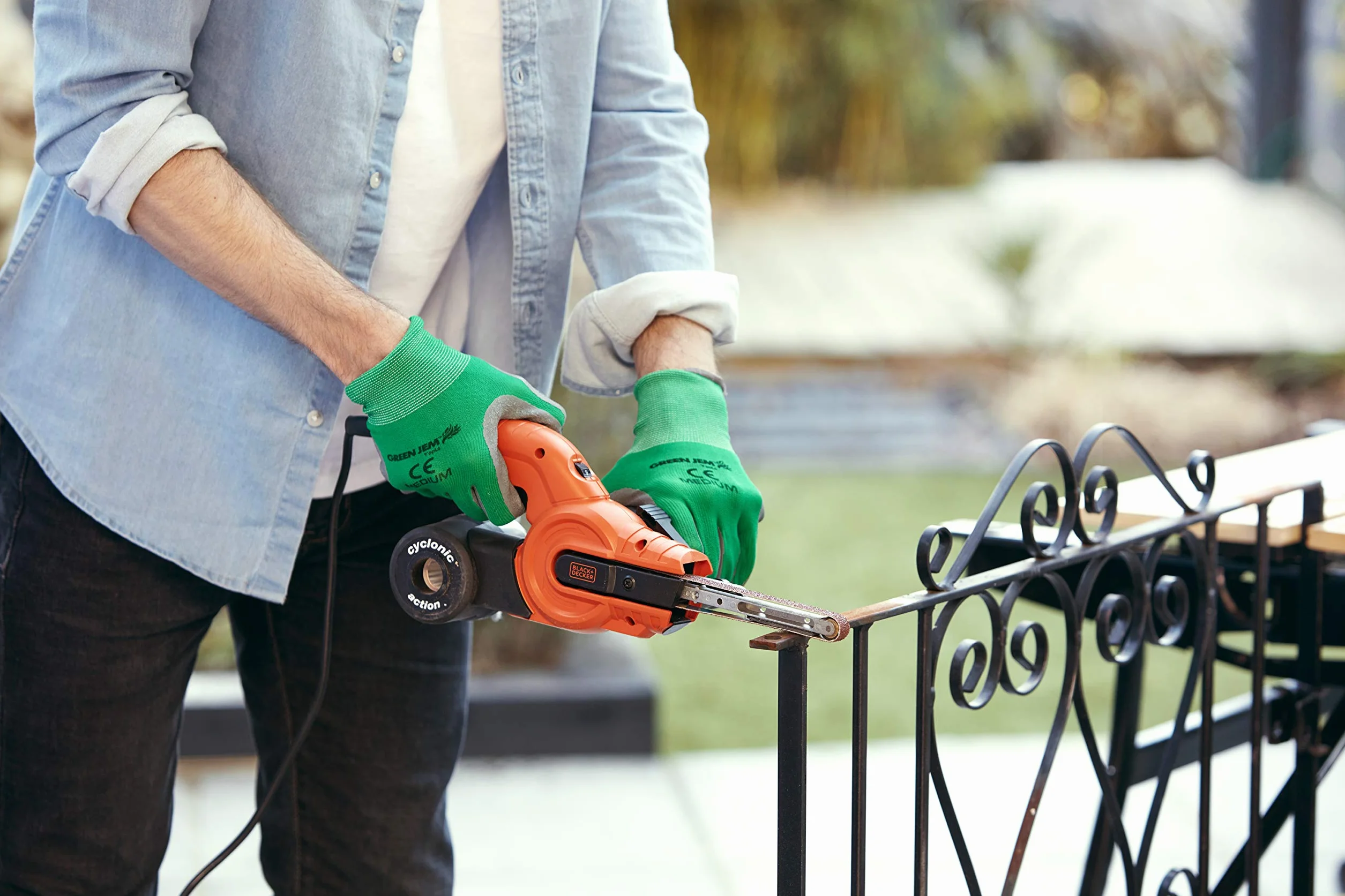 Black & Decker, Pilnik elektryczny o mocy 350 W z układem odsysania pyłu Cyclonic Action, szlifierka taśmowa, KA900E