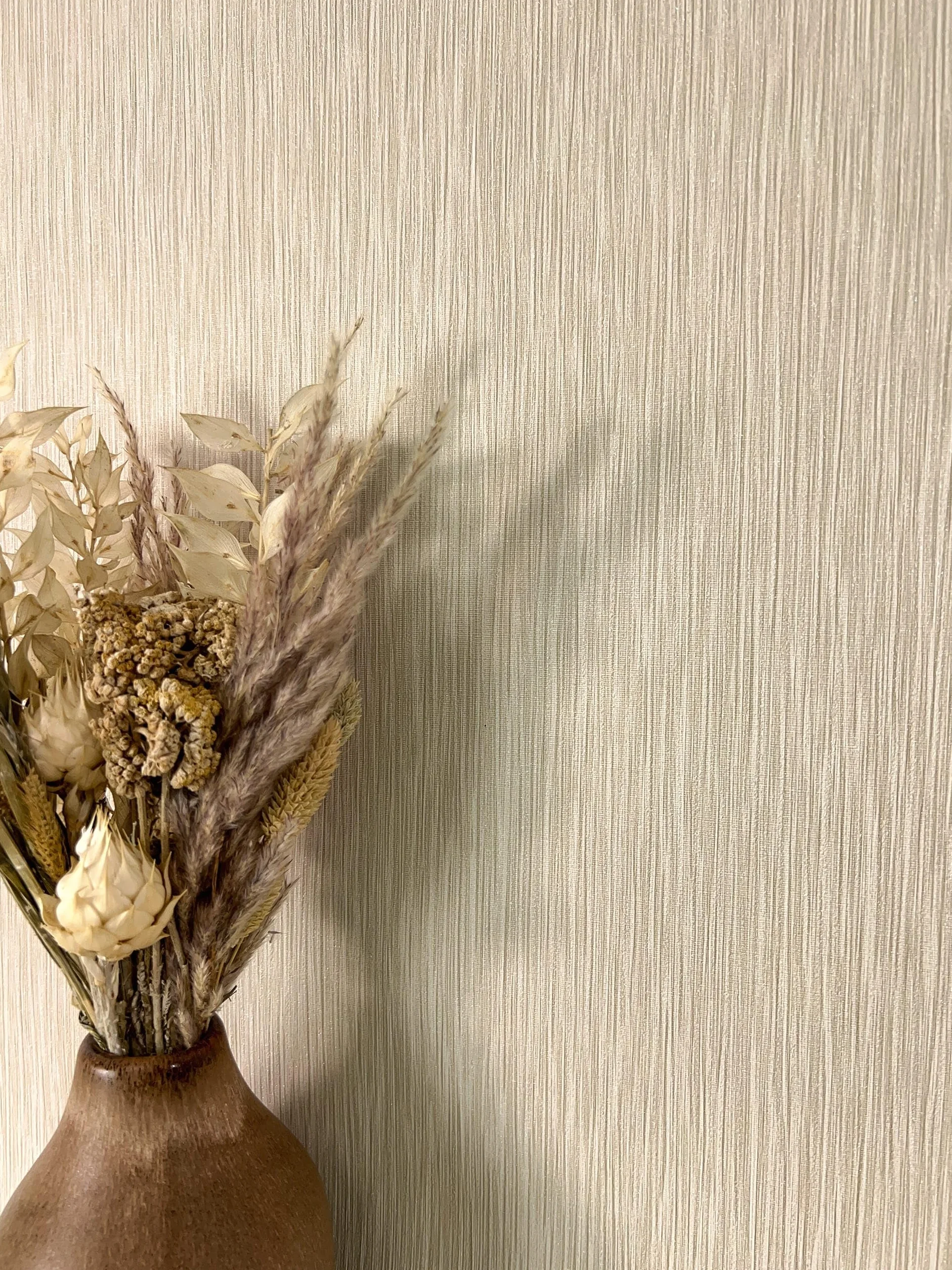 Newroom tapeta flizelinowa beżowa jednokolorowa do salonu | naturalny odcień piasku, subtelna struktura linii, bez pasowania, styl boho, tapeta do sypialni, jadalnia biuro
