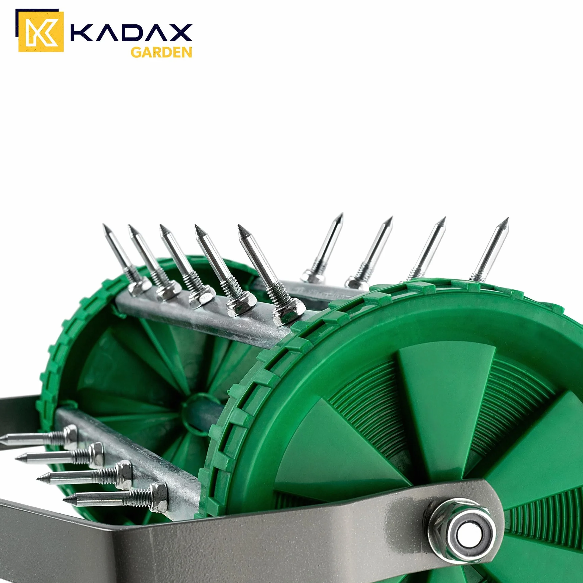 KADAX Ręczny wertykulator napowietrzacz trawnika stalowy aerator z gwoździami 3,3 cm wałek kolczasty 148 cm