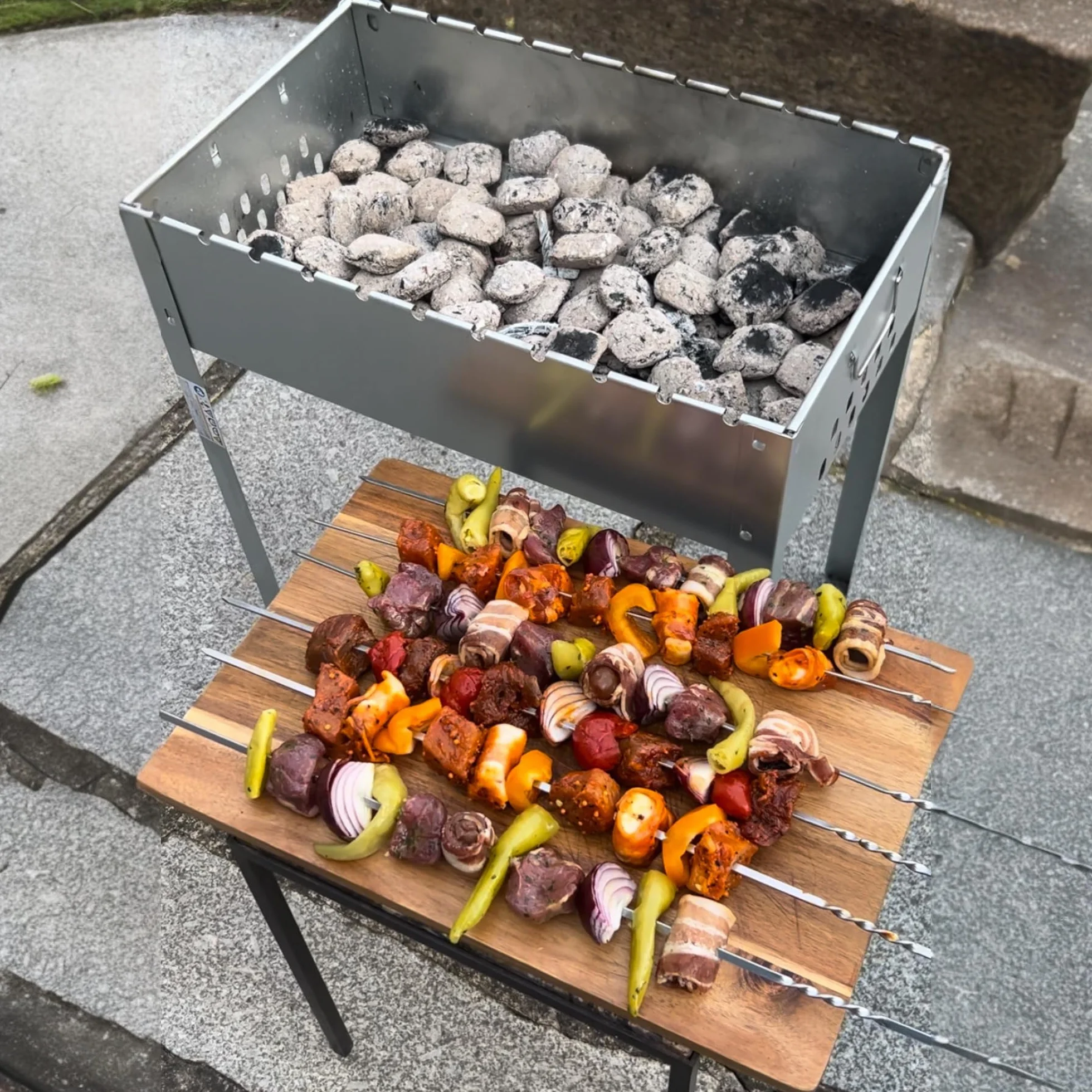 Mangal grill na szpikulce 50 x 30 x 50 cm z 6 szpikulcami ze stali nierdzewnej i rusztem