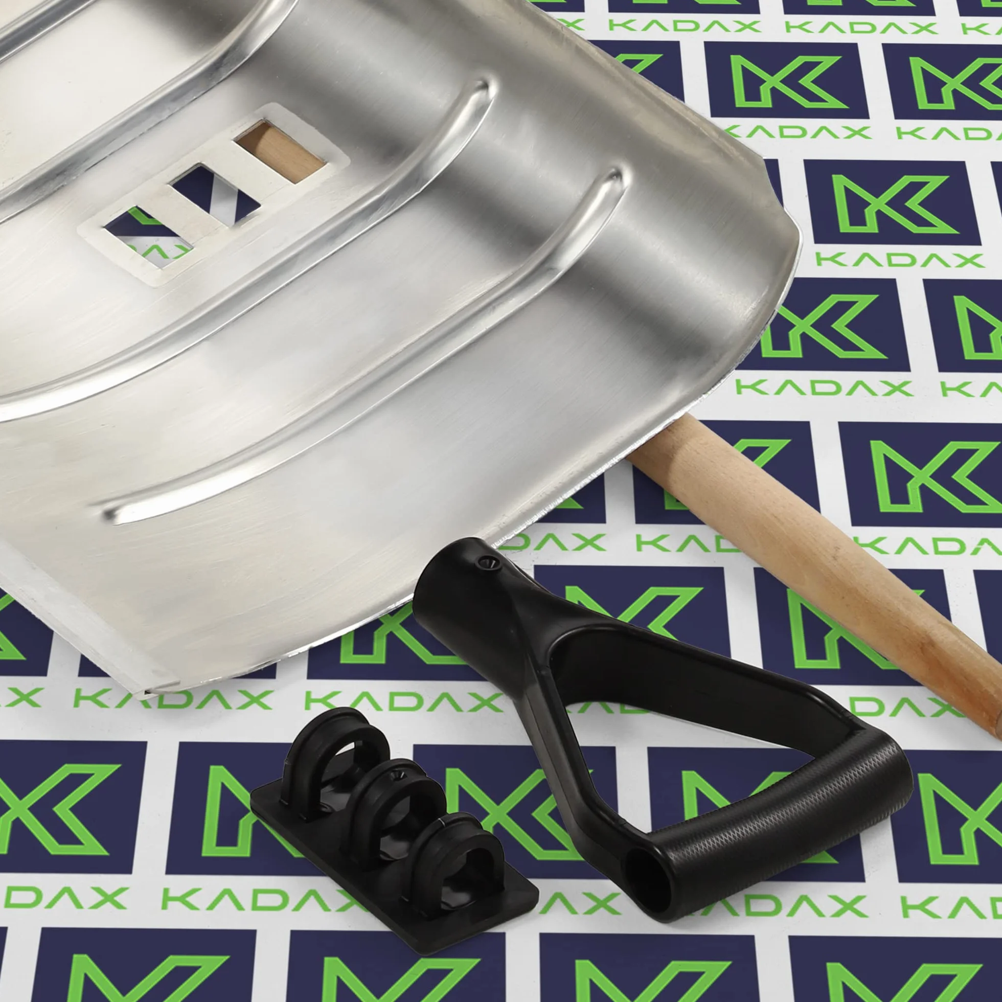 KADAX Łopata do śniegu aluminiowa z drewnianym trzonkiem i uchwytem D, ergonomiczna, lekka i wytrzymała, szerokość 50 cm - skuteczne odśnieżanie podjazdów i chodników