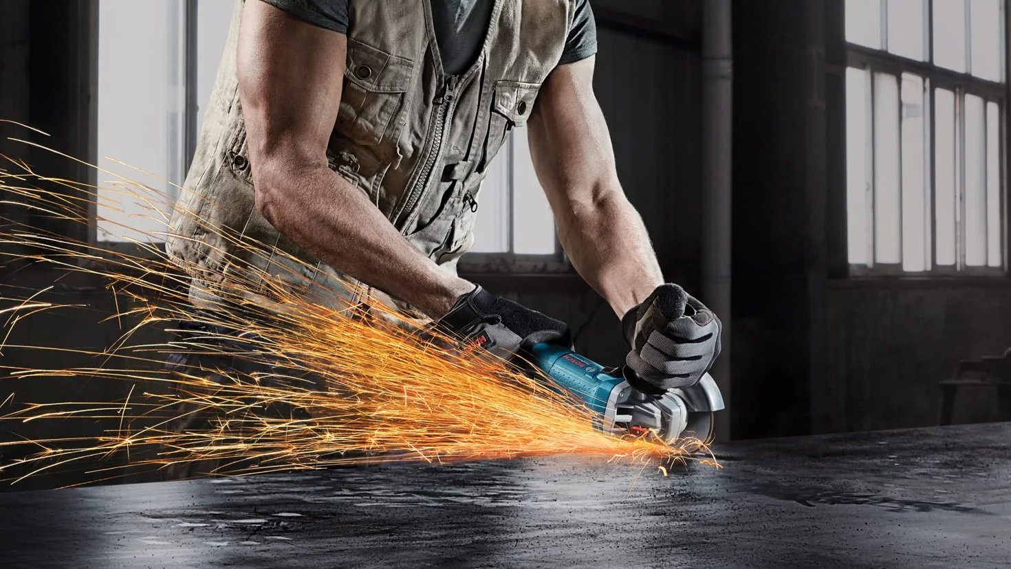 Bosch Professional: szlifierka kątowa GWS 9-125 S (900 W, regulacja prędkości, średnica tarczy 125 mm, rękojeść dodatkowa, osłona, klucz maszynowy)