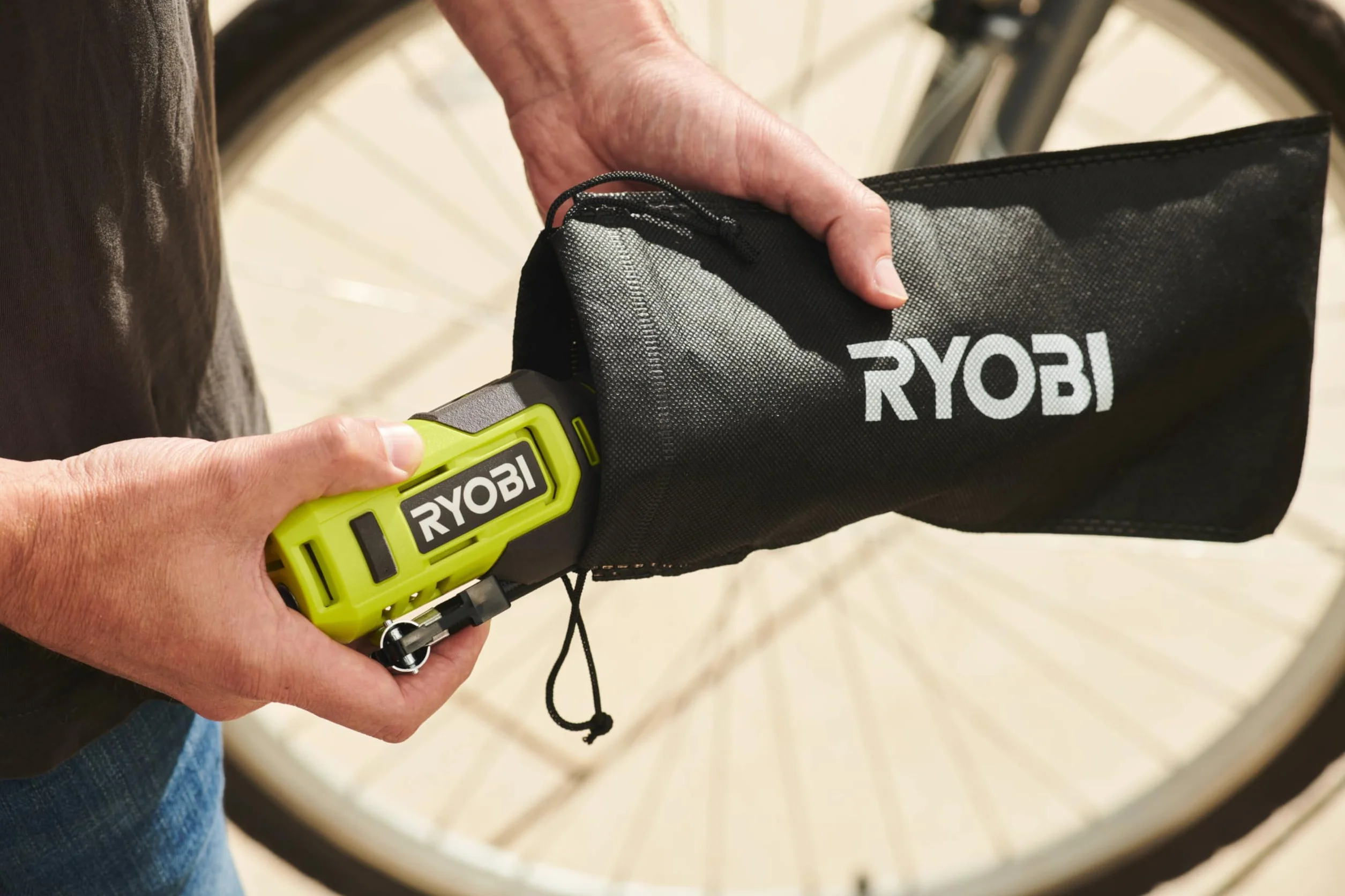 Ryobi RI4-120G 4V bezprzewodowy nadmuchiwacz wysokociśnieniowy (1 x 4 V 2,0 Ah)