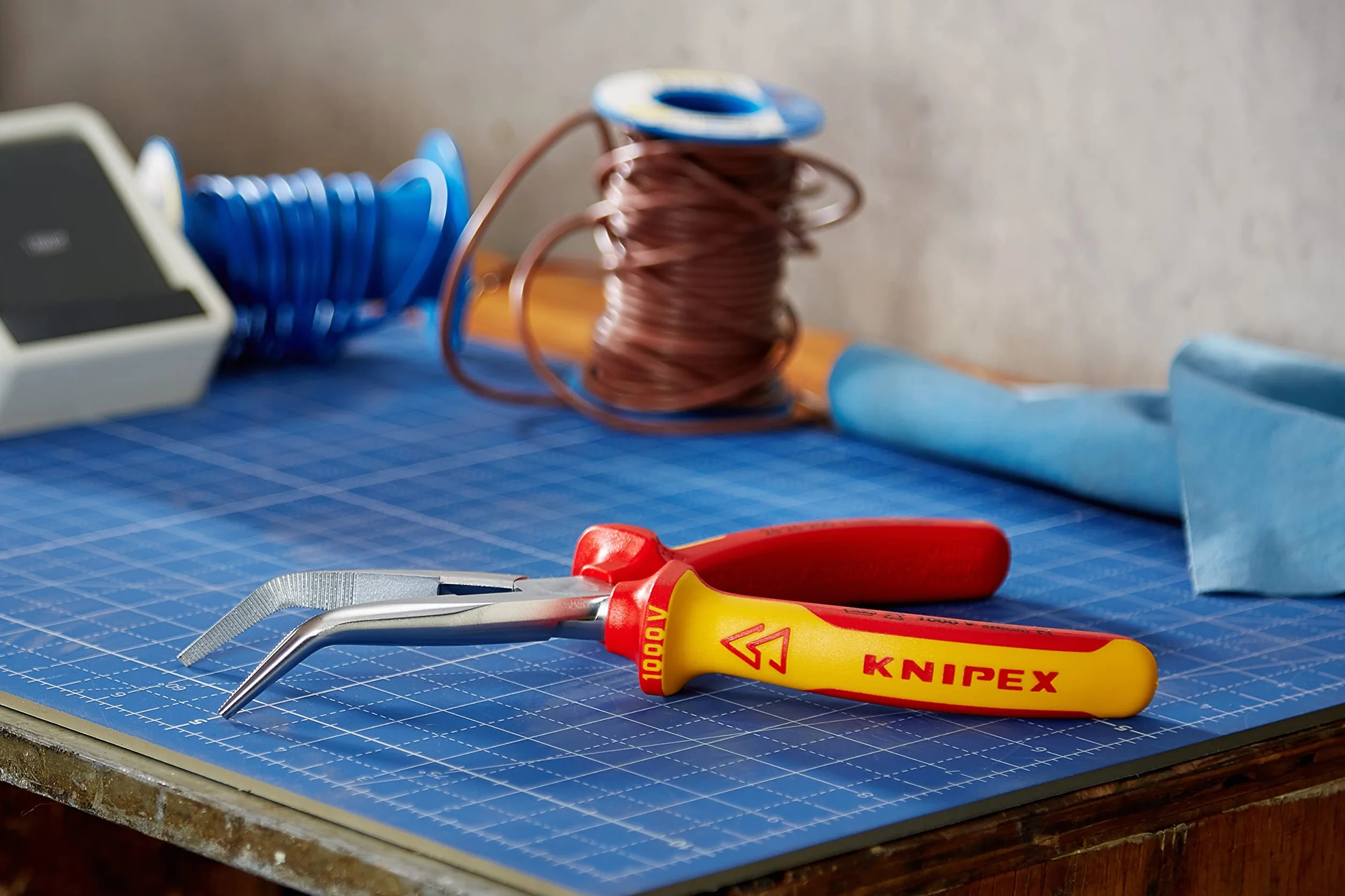 KNIPEX Szczypce tnące półokrągłe (wydłużone typu bociani dziób”) chromowany z wielokomponentowymi osłonkami, izolowane wg VDE 200 mm, 26 26 200