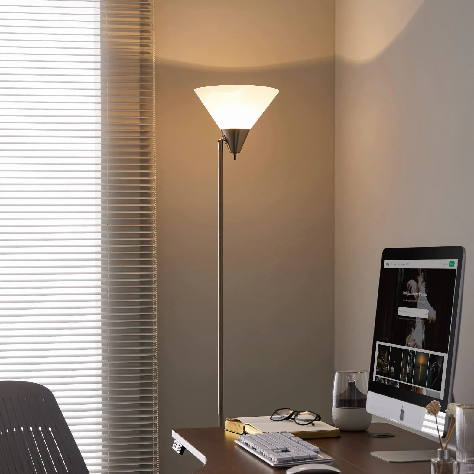 Minimalistyczna lampa stojąca, obrotowa głowica, przełącznik, biurowa lampa stojąca, biała, metal, PCW