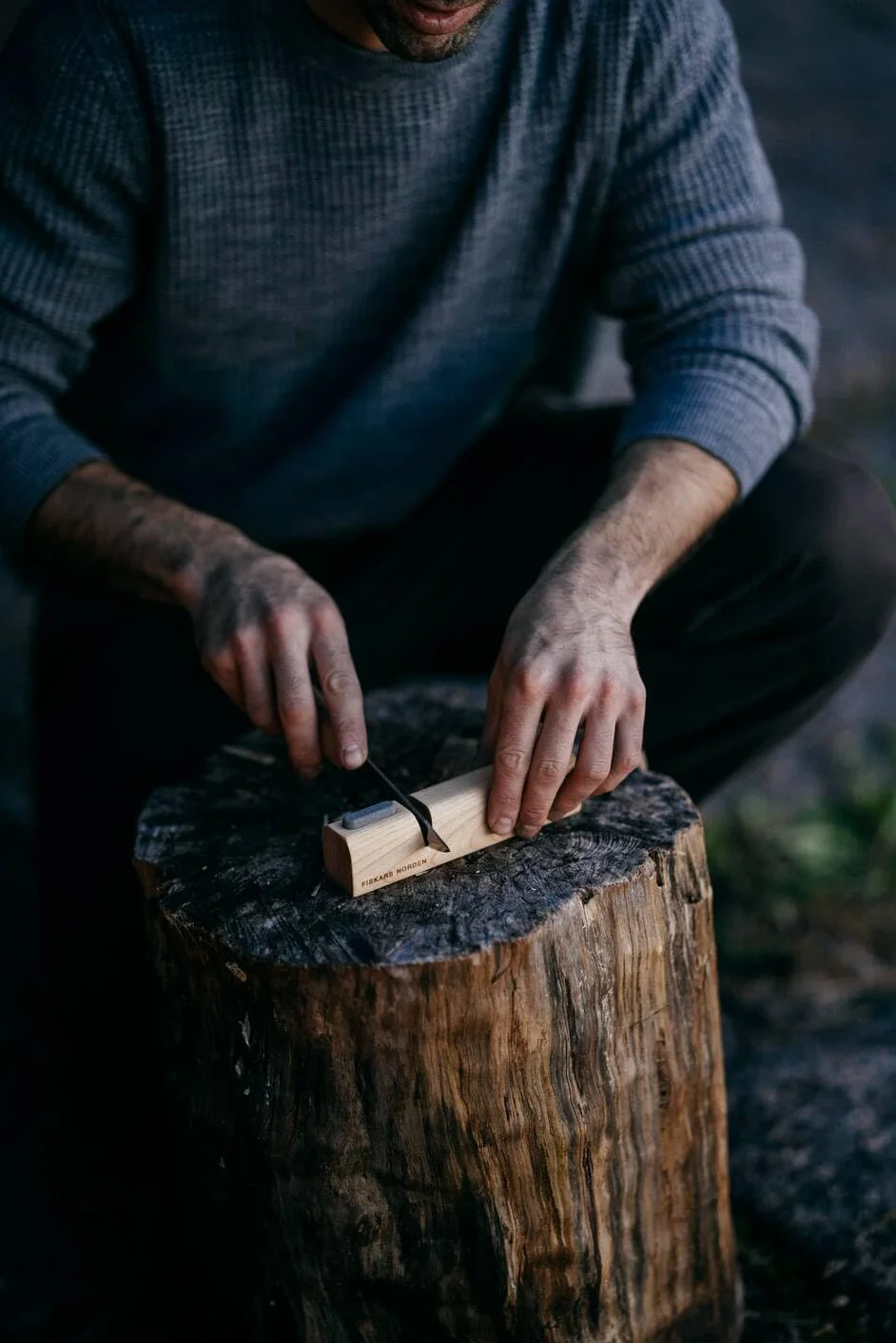 Fiskars Norden ostrzałka do siekiery i noży, kamień szlifierski ceramiczny, drewno brzozowe FSC