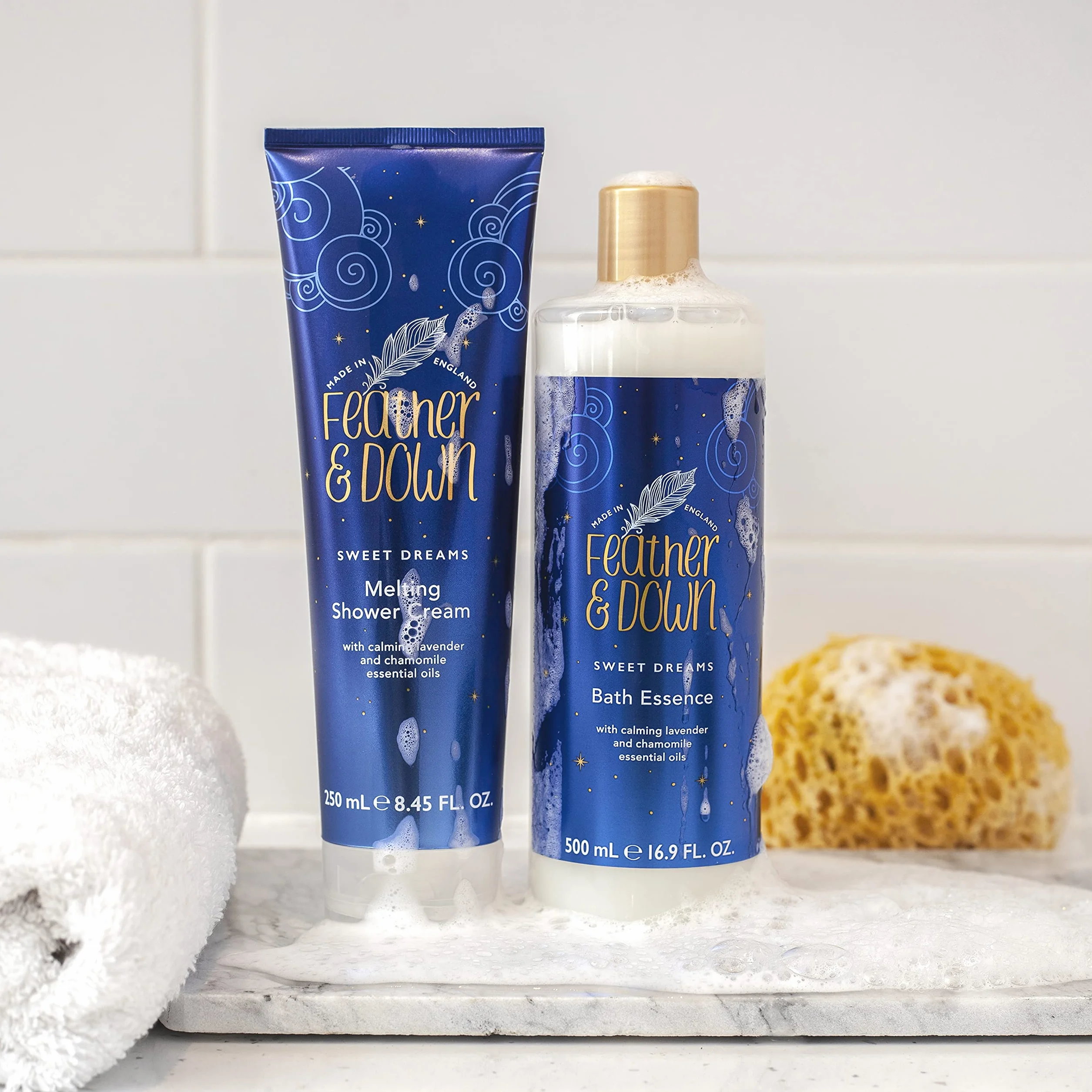Feather & Down Esencja kąpielowa Sweet Dream (500 ml) – z uspokajającymi olejkami eterycznymi z lawendy i rumianku. Przyczynia się do przygotowania do spokojnego odpoczynku w nocy.