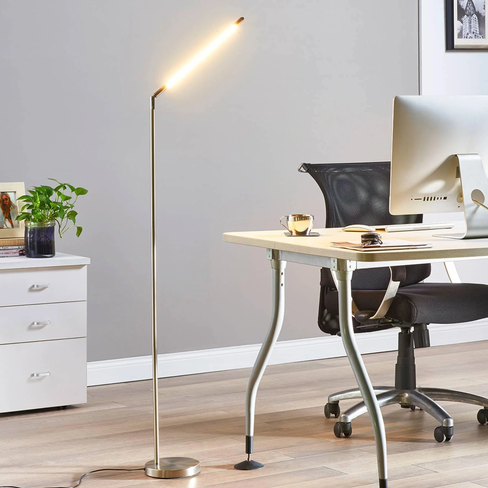 Lindby lampa podłogowa LED 'Jabbo', styl nowoczesny, m. in. do biura, kolor aluminiowy, szary, cynkowy, metal