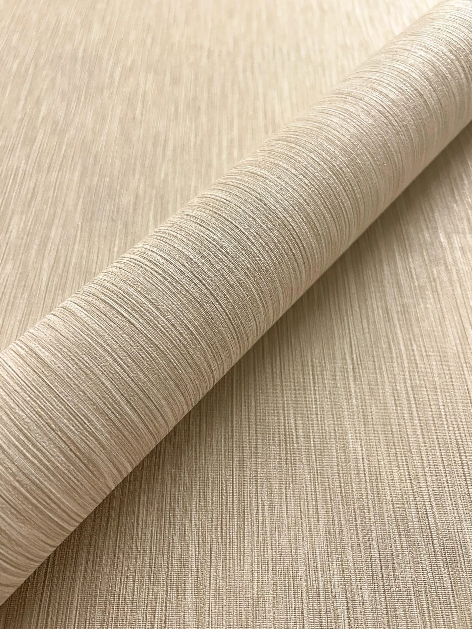 Newroom tapeta flizelinowa beżowa jednokolorowa do salonu | naturalny odcień piasku, subtelna struktura linii, bez pasowania, styl boho, tapeta do sypialni, jadalnia biuro