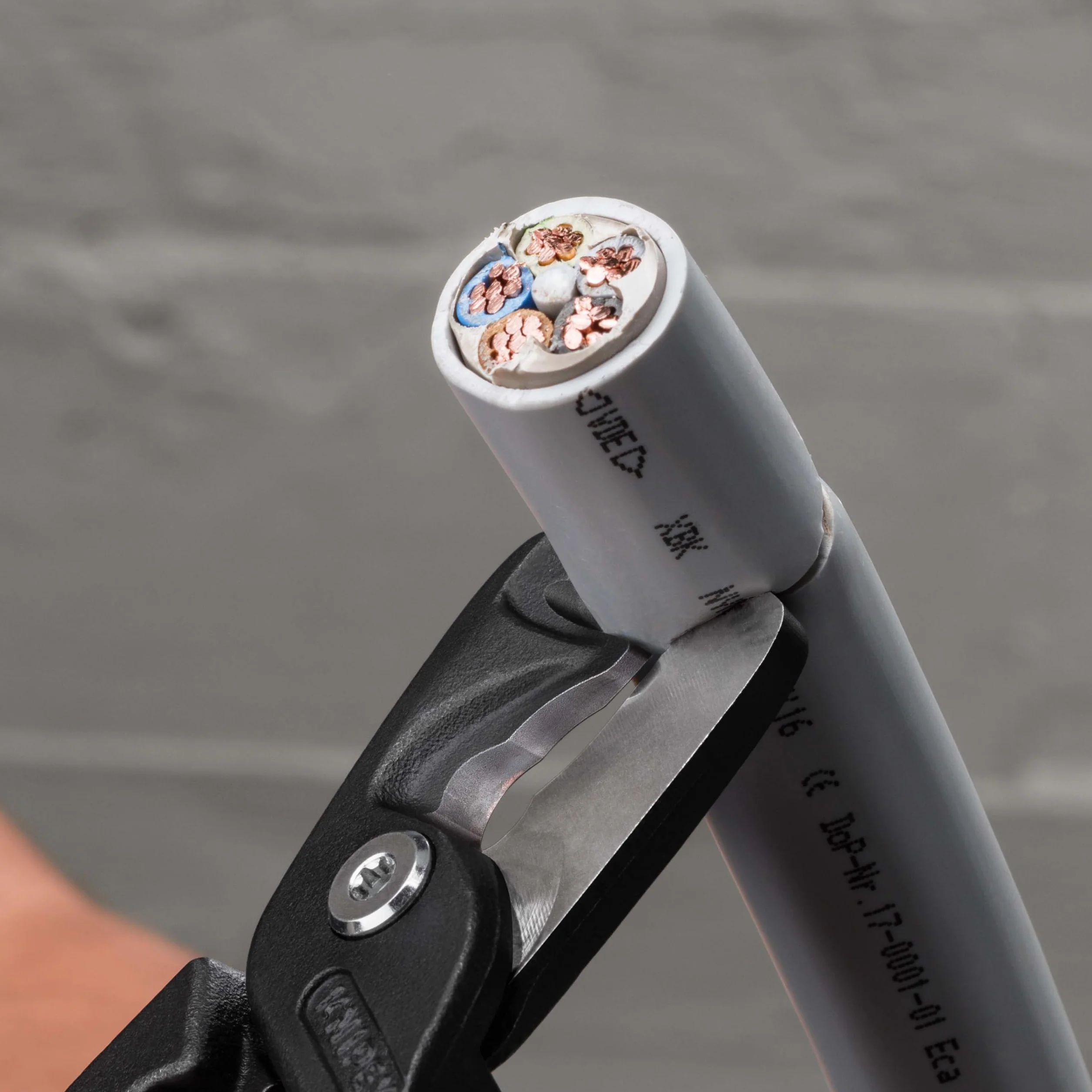 KNIPEX StepCut XL Nożyce do kabli ze stopniowanymi krawędziami tnącymi rękojeść dwukomponentowa izolowana wg VDE 225 mm, 95 18 225