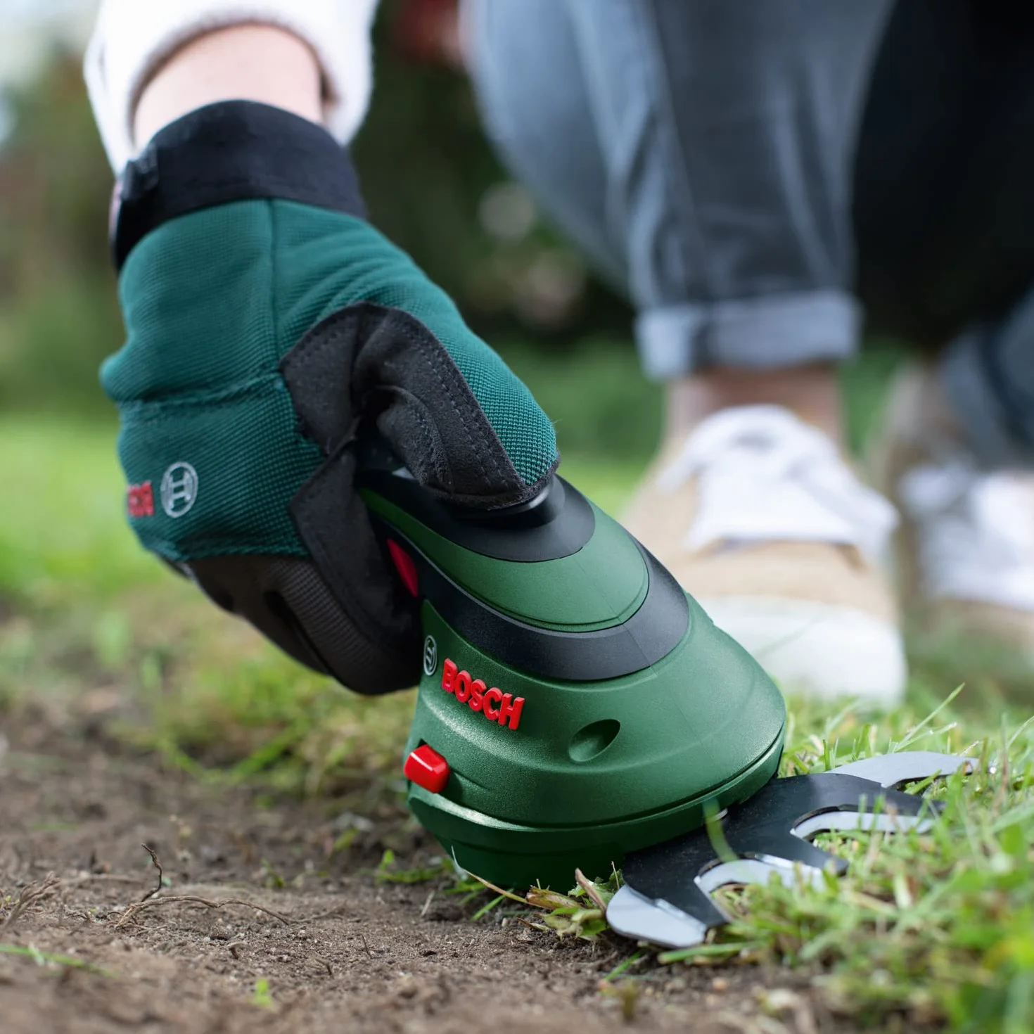 Bosch Isio Zestaw z akumulatorowymi nożycami do przycinania krawędzi (3,6 V, długość ostrza: 12 cm, odstęp pomiędzy nożami: 8 mm, rękawice ogrodowe XL, Zielone – Amazon Edition