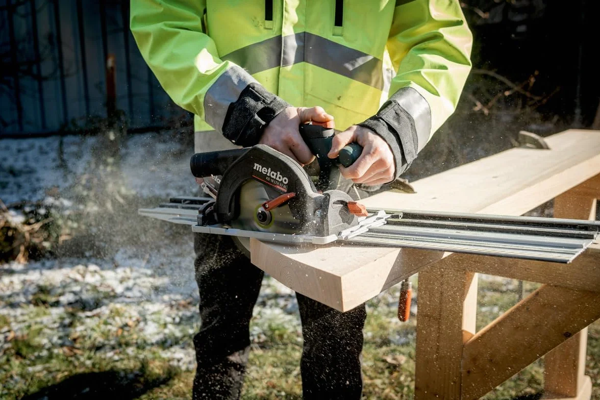 Metabo Ręczna pilarka tarczowa KS 18 LTX 57 BL 18 V, z silnikiem bezszczotkowym, cięcie ukośne, dobrze widoczny wskaźnik cięcia, niewielka waga, piła 611857850