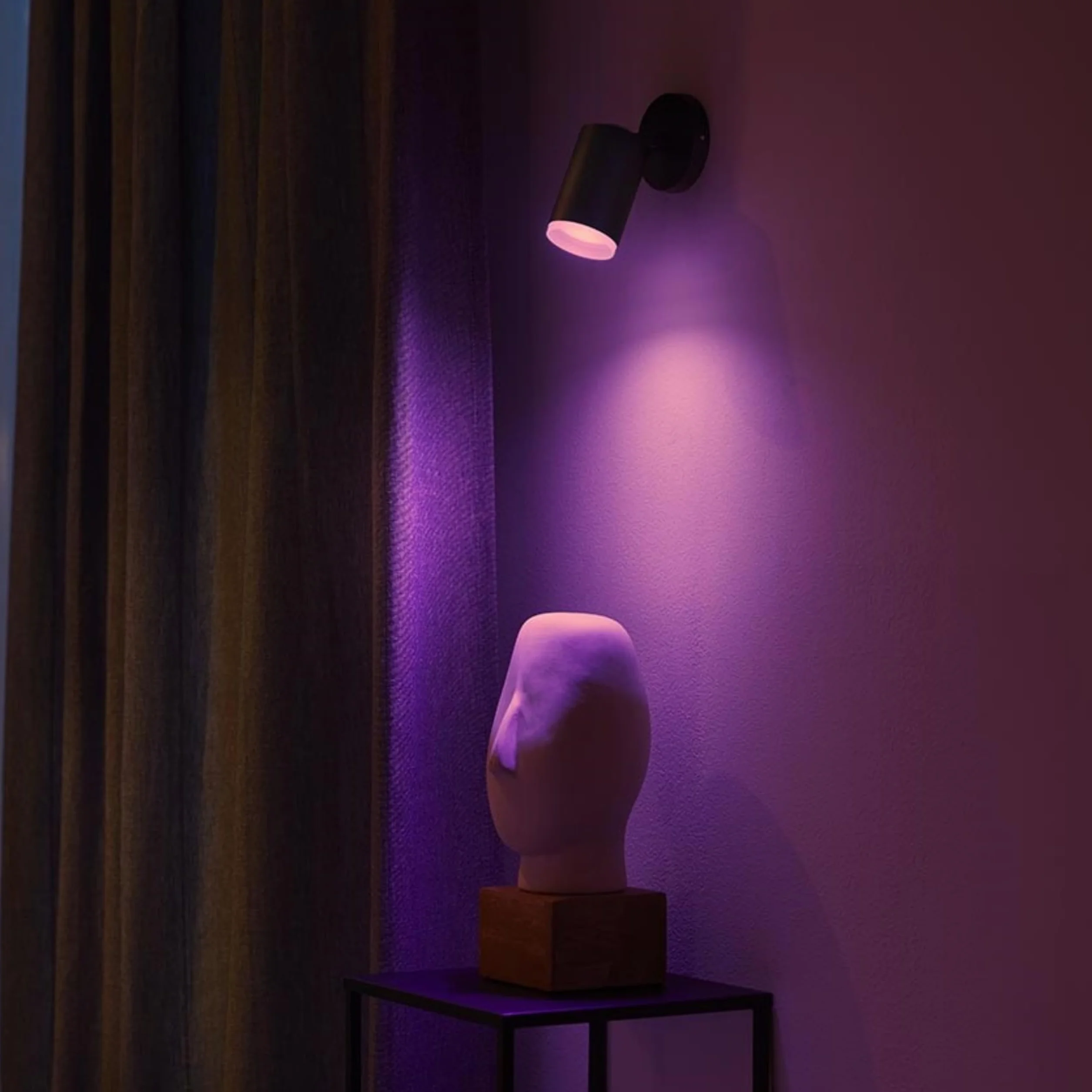 Philips Hue White & Colour Ambiance Fugato Spot 1 flg. zwart 1x350lm, dimbaar, 16 miljoen kleuren, bedienbaar za pośrednictwem aplikacji, kompatybilny z Amazon Alexa (Echo, Echo Dot)