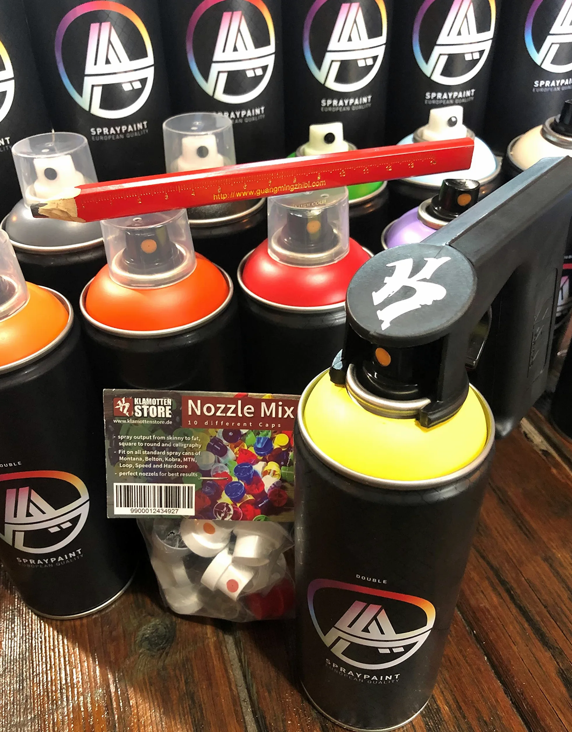 KLAMOTTEN STORE Zestaw 18 podwójnych puszek z rozpylaczem – wysoko kryjący lakier w sprayu – szybkoschnący, możliwość natychmiastowego zamalowania, jedwabisty matowy + zapasowe nasadki + ołówek