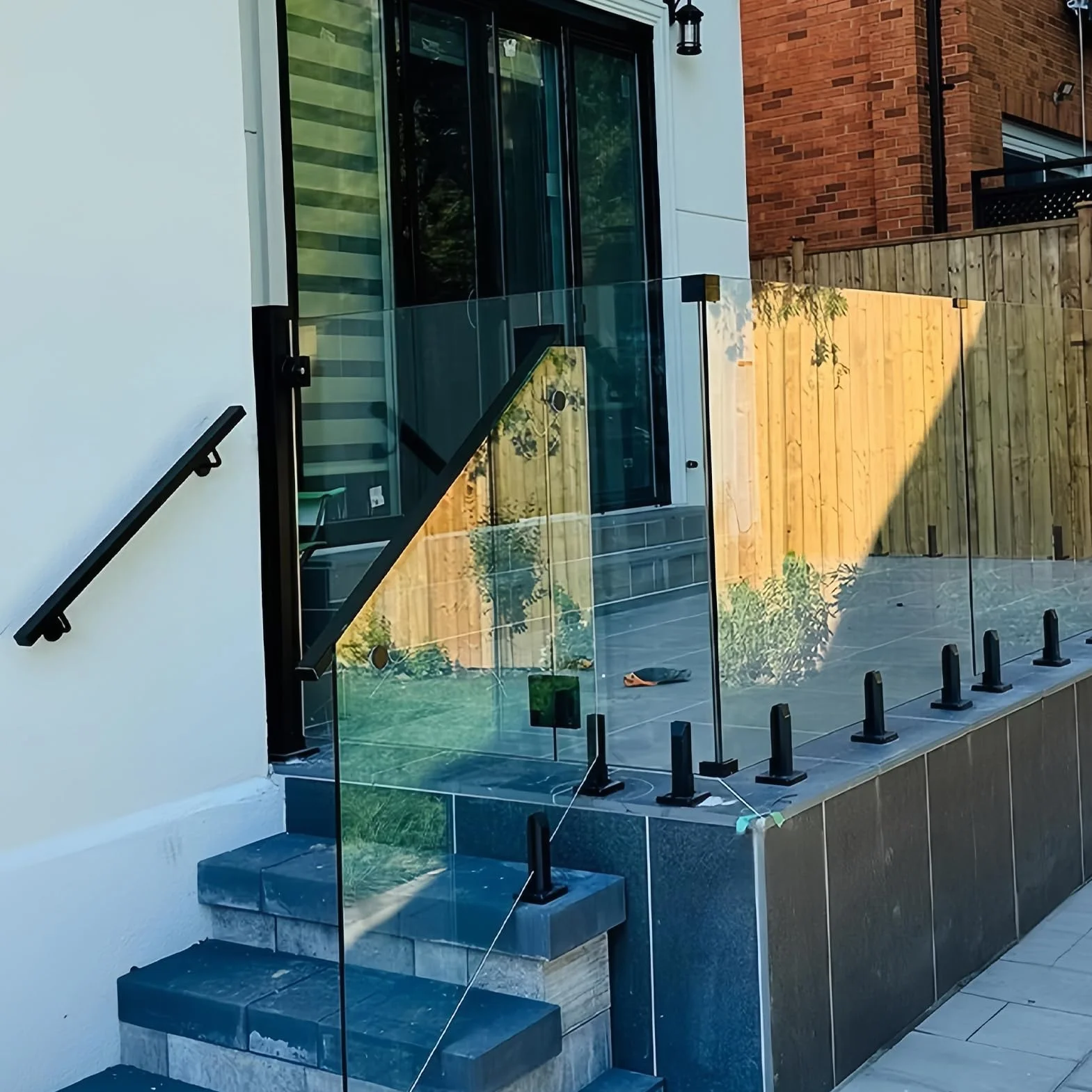 Ogrodzenie ze stali nierdzewnej 304 – mocowanie do szklanego ogrodzenia, balustrady schodowej – poręcz ze szkła, na balkon, do ogrodu, na taras (90 stopni względem ściany – kolor stali
